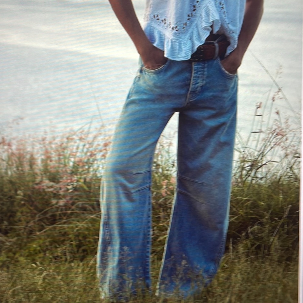 Free People Mid-Rise Barrel Jeans. Size 28.